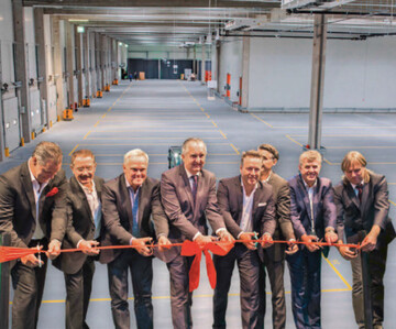 Sie erffneten das neue, hochmoderne Logistikzentrum der Erzeugergenossenschaft Landgard (v.l.n.r.): Jens Pawlik, Geschftsfhrer Landgard Ost Obst & Gemse GmbH, Jrgen Zverina, Geschftsfhrer Landgard Ost Obst & Gemse GmbH, Heinz Stoffers, Beirat Obst & Gemse der Landgard eG, Thomas Schmidt, schsischer Staatsminister fr Umwelt und Landwirtschaft, Armin Rehberg, Vorstandvorsitzender der Landgard eG, Markus Schrholz, Vorstand der Landgard eG, Bert Schmitz, Aufsichtsratsvorsitzender der Landgard eG, und Bernd Wagner, Brgermeister der Gemeinde Striegistal.
