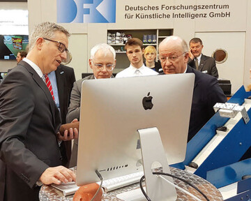 Prof. Dr.-ing. Wolfgang Maa, Scientific Director DFKi erklrt das Projekt nPotato. rechts neben ihm Jrgen Barke, Staatssekretr im saarlndischen Ministerium fr Wirtschaft, Arbeit, energie und Verkehr und Prof. Wolfgang Wahlster, Ceo des DFKi.