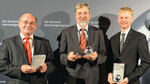 Empfingen den Deutschen
Nachhaltigkeits-Preis (v.l.n.r.): Prof.
Dr. Wolfgang Luck (Leuphana Universität
Lüneburg, Projekt Thermische
Batterie), Prof. Dr. Hans-Jürgen
Tantau (Projekt ZINEG) und Dr.
Christian Remy (Kompetenzzentrum
Wasser Berlin, Projekt Carismo)