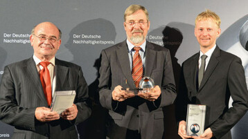 Empfingen den Deutschen
Nachhaltigkeits-Preis (v.l.n.r.): Prof.
Dr. Wolfgang Luck (Leuphana Universitt
Lneburg, Projekt Thermische
Batterie), Prof. Dr. Hans-Jrgen
Tantau (Projekt ZINEG) und Dr.
Christian Remy (Kompetenzzentrum
Wasser Berlin, Projekt Carismo)