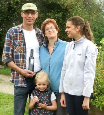 Ulrich Sander, hier zusammen mit
seiner Frau Bettina und den Tchtern
Jasmin und Celine, hat sich auf Speisel-
und Wildsaatgut-Produktion
spezialisiert.