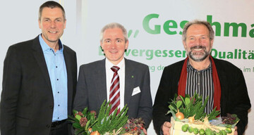 Der Vorsitzende der Fachgruppe
Gemüsebau Christian Ufen
(l.) dankte den Referenten Dr.
Andreas Jende (M.) und Prof.
Dr. Fritz-Gerald Schröder (r.),
die zum Gelingen der Herbsttagung
2014 beitrugen.