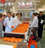 Große und kleine Maschinen
wie zum Packen von runden
Obst- und Gemüseprodukten gehören zum
Ausstellungspektrum der Fruit
Logistica in Berlin.