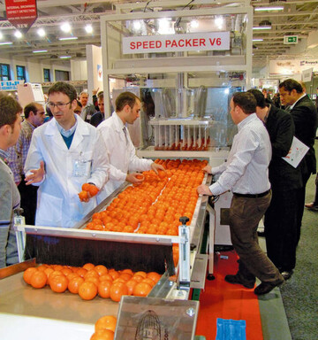 Groe und kleine Maschinen
wie zum Packen von runden
Obst- und Gemseprodukten gehren zum
Ausstellungspektrum der Fruit
Logistica in Berlin.