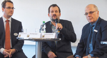 Sie diskutierten ber den Mindestlohn, v. l. Simon Schumacher, Vorstandssprecher VSSE, Spargel- und Beerenproduzent Rolf Meinhardt und Joachim Schneider, Amt fr Umwelt und Arbeitsschutz im Landratsamt Karlsruhe.