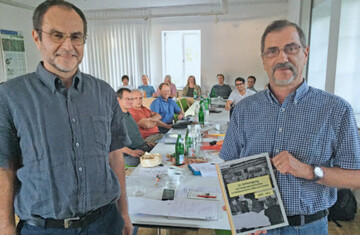 Dieter Weber (r.) war jahrzehntelang aktives Mitglied im AK Spargel. Er geht in K�rze in seinen wohlverdienten Ruhestand und wurde f�r seine kompetente, konstruktive Mitarbeit geehrt und im AK Spargel verabschiedet. Der Vorsitzende Joachim Ziegler (l.) bedankte sich im Namen aller und �berreichte ihm das Chronikbuch der Bundesfachgruppe Gem�sebau.