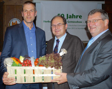 Über gesundes und frisches Gemüse, das seinen Preis wert ist, freuen sich Bundeslandwirtschaftsminister Christian Schmidt (M.), BMEL, Christian Ufen, Vorsitzender der Bundesfachgruppe Gemüsebau (l.) und Michael Brückner, MdL, und Gemüsebauunternehmer aus dem Knoblauchsland (r.).