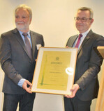 Joachim Hespeler, links, nimmt die Goldene Ehrennadel und die dazugehörige Urkunde aus der Hand von ZVG-Präsident Jürgen Mertz in Empfang.