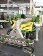 Mit dem Riesenstaubsauger Hoover von Trinkel auf beernteten Beeten „aufräumen“