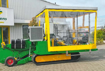 Leistungsfhiger neuer Spargelvollernter Chris mit einem Raupenantrieb