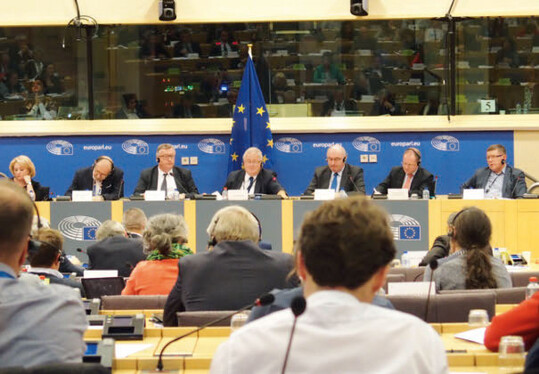 Auch bei der Debatte ber den Omnibus-Vorschlag zur Vereinfachung der EU-Agrarpolitik gilt es, alle 28 Mitgliedstaaten unter einen Hut zu bringen.