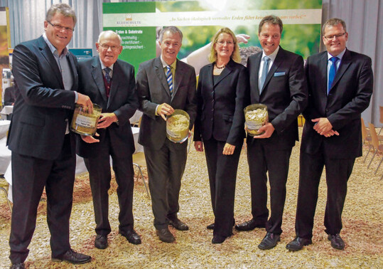 Kleeschulte Erden feierte 30jhriges Firmenjubilum (v. l.) Dirk und Unternehmensgrnder Hellmut Kleeschulte, NRW-Umweltminister Johannes Remmel, Mariel Kleeschulte-Vrochte und Dr. Wilfred Vrochte sowie Bernd Kleeschulte