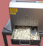 Der neue Kopf-Stücke-Schneider von Hepro wirft die Köpfe gesondert aus.