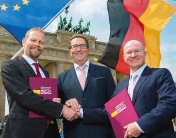 Im Jubilumsjahr der Fruit Logistica ist Deutschland das Partnerland der Messe. Den Vertrag dazu unterzeichneten (v. l. n. r.): Dr. Christian Weseloh, Geschftsfhrer Bundesvereinigung der Erzeugerorganisationen Obst und Gemse (BVEO), Dr. Robert Kloos, Staatssekretr, Bundesministerium fr Ernhrung und Landwirtschaft (BMEL), und Grald Lamusse, Bereichsleiter Products & New Business, Messe Berlin GmbH
