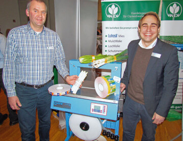 Bernd In der Smitten (l.), Hadi GmbH, und Oliver Oberkirsch (r.), ATS-Tanner GmbH, mit der bisher einzigen Banderoliermaschine Ultra-Sonic-2000 AD in mehreren Modellen, mit der Banderolen per Ultraschall verschweit werden knnen.