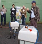 Komplettsets zum Nachrüsten
für die Reinigung von
Pflanzenschutzgeräten wurden
auf der Tagung durch
Firma Herbst demonstriert.