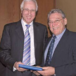 Der ehemalige Landrat des
Kreises Groß-Gerau, Enno
Siehr (links), würdigte das
jahrzehntelange ehrenamtliche
Engagement
Gunther Kramms (rechts).