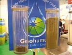 Geohumus speichert das Wasser: links ohne, rechts die gleiche Menge Geohumus mit Wasserspeicherung.