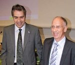 Der Direktor der Forschungsanstalt Geisenheim, Prof. Dr. Hans
Reiner Schultz (l.) überreichte Prof. Dr. Peter-Jürgen Paschold (r.)
die offizielle Urkunde des Landes Hessen zu seinem Ende März
beginnenden Ruhestand und textete selbst ein Spargelgedicht.