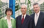 Prof. Dr. Ulrich Bomme (Mitte), die neue Leiterin Dr. Heidi
Heuberger (l.) und Dr. Peter Doleschel (r.), LfL Freising