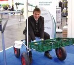 Angenehme Erdbeer-Ernte verspricht
dieser Erdbeer-Pflückwagen.