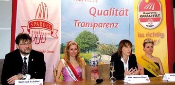 Sie informierten anlsslich der Spargel-Saisonerffnung in Weiterstadt die
Presse (v.l.n.r.): Winfried Schfer, Marketinggesellschaft Gutes aus
Hessen, die Lampertheimer Spargelknigin Julia I., Landwirtschafts- und
Verbraucherschutzministerin Silke Lautenschlger sowie die Hessische
Spargelknigin Ann-Kathrin I.