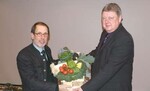 Wolfgang Mählmann (r.) bedankt sich bei Dr. Gerd Höher mit
einem Gemüsekorb.
