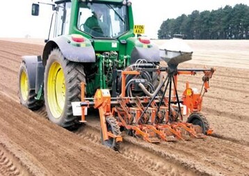 Aussaat von Mhren, 250 ha sind das alleine auf der Wantisden Hall Farm
im englischen Suffolk.