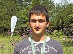 Von circa 7.400 jungen Gärtnerinnen und Gärtnern hat es
Florian Firsch aus Neugattersleben als einziger Gemüsegärtner
geschafft, sich bis in den Bundesentscheid des Berufswettbewerbs
2009 zu qualifizieren. Er startete im Team B für Thüringen. Sein
Ausbildungsbetrieb
ist die Lehr- und Versuchsanstalt Gartenbau
Erfurt, Ausbilderwaren
Frau Germanus und Herr Möhler.