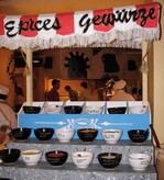 Gewürze und Arzneipflanzen unterliegen Qualitätsparametern, die in der
Qualitätskontrolle untersucht werden müssen; der Verbrauch muss sicher
sein.