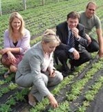 Minister Kupfer informierte
sich im Betrieb Auenhof über
ökologischen Anbau.