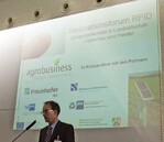 Agrobusiness Region Niederrhein veranstaltete das Innovationsforum
RFID zusammen mit Kooperationspartnern am raunhofer
Institut in Duisburg, für das unter anderem Prof. Dr. Anton
Grabmaier,
Leiter des Fraunhofer Instituts für Mikroelektronische
Schaltungen und Systeme, Duisburg, sprach.