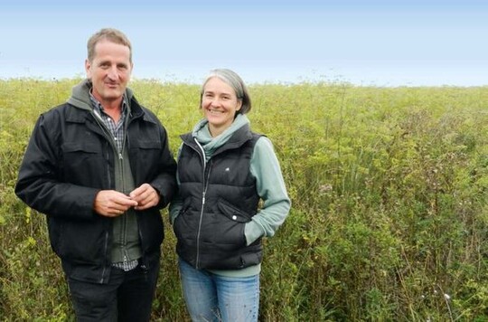 Dr. Tina Böckmann und Stefan Palme
vor dem Fenchel, Hauptkultur bei den
Heil- und Gewürzkräutern