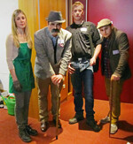 Ein „verstaubtes Image“ vom
Gärtner in der grünen Schürze? So
kann es nicht gehen: Schüler der
Meisterschulen Veitshöchheim
und Heidelberg überzeichneten in
Sketchen, wie Unternehmensentwicklung
leider häufig angegangen
wird, aber so nicht gelingen
kann.