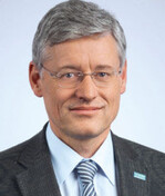 Dr. Matthias Gerber, Biodiversitäts-Experte, BASF SE Unternehmensbereich
Pflanzenschutz Deutschland, Österreich, Schweiz und BeNeLux: »Als Partner der Landwirtschaft erarbeiten
wir gemeinsam Lösungen, wie die Greening-
Auflagen am sinnvollsten zu erfüllen sind.«