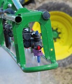 Injektor-Doppelflachstrahldüse plus Randdüse, eine gute und notwendige
technische Lösung zur Verminderung von Abdrift auf angrenzende Flächen.