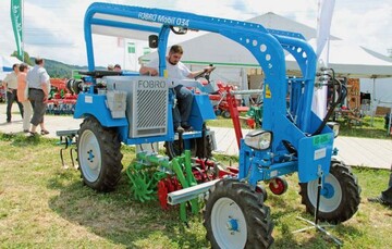 Auf dem Systemtraktor Fobro Mobil D42 ist 100% freie Sicht auf die Arbeitswerkzeuge sichergestellt.