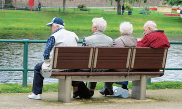 Die Generation 70plus auf einer Parkbank in Inverness/
Schottland. Hoher Gemseverzehr lsst sie besser altern.