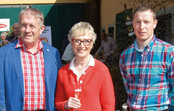 Pnktlich zur
Spargelsaisonerffnung 2015
fhrte Familie Neubert das neue
Betriebslogo ein; (v.l.) Rainer,
Gaby, Jochen Neubert