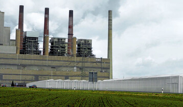 Schon fast klein wirkt der 16-ha-Tomatenbetrieb vor dem riesigen RWE-Braunkohlekraftwerk,
das die Abwrme fr die Gewchshausheizung liefert.