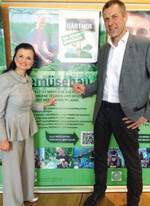 Die stellvertretende
Vorsitzende
der
CDU/CSUBundestagsfraktion
Gitta
Connemann
(l. und der
Vorsitzende
der Bundesfachgruppe
Gemüsebau
Christian Ufen
(r.) sprachen
über die mögliche
Beschäftigung
von
Flüchtlingen
im
Gemüsebau.