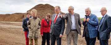 Josef Gramann (Mitte rechts) erklrt Ministerprsident Weil (Mitte links)
die GF-Methode zur Torfgewinnung.