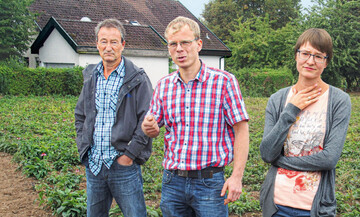 Franz (Mitte) und Liane Kornder mit Giselher Plank betreiben die Plank GbR inklusive Heilpflanzenanbau.
