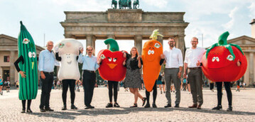 Von links: Dr. Henning Ehlers (Deutscher Raiffeisenverband), Dr. Hans-Dieter Stallknecht (Bundesausschuss Obst und Gem�se), Laura Lafuente (Bundesfachgruppe Gem�sebau im Bundesausschuss Obst und Gem�se) und Bertram Fleischer (Zentralverband Gartenbau) unterst�tzen Dr. Christian Weseloh und die Kampagne �Deutschland - Mein Garten� der Bundesvereinigung der Erzeugerorganisationen Obst und Gem�se.