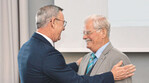ZVG-Präsident Jürgen Mertz (l.) überreicht Siegfried Dann die Goldene Ehrennadel des ZVG.