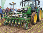 Der Robocrop InRow Weeder von Garford entfernt das Unkraut in der Reihe und in der Zwischenreihe.