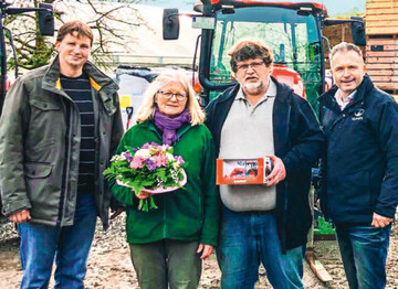 Annette Ohm und Frederic Pein (Mitte) von der Grtnerei Rothenfeld freuen sich mit Lars Meyer von Landtechnik Meyer (links) und Stephan Rper von Kubota (rechts) ber vier neue Kubota-Traktoren.