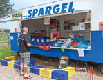 Die 25 Spargel-Verkaufsstände befinden sich in einem Umkreis von 50 km um Wassenberg und bringen knapp ein Drittel des Absatzes ein.