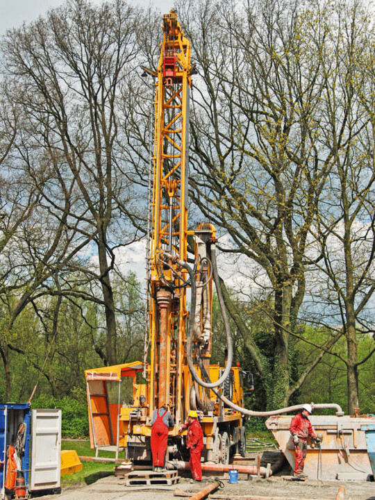Der berschaubare Bauplatz einer mitteltiefen Geothermiebohrung.