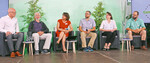 Eine Podiumsdiskussion mit Vertretern und Vertreterinnen der Bio-Wertschöpfungskette fungierte als Startsignal für erfolgreiches Netzwerken. Von links: Prof. Dr. Jan Niessen, Leiter des Studienganges „Management in der Ökobranche“, der Technischen Hochschule Nürnberg, Dr. Werner Ebert, Leiter der Biometropole Nürnberg, Heike Zeller, Moderatorin, Pascal Kneuer, selbständiger REWE Kaufmann, Antje Förstl, Geschäftsführerin von SF Franken-Catering, Rudolf Dworschak,
2. Vorstand des Gemüseerzeugerverbandes Knoblauchsland e. V.